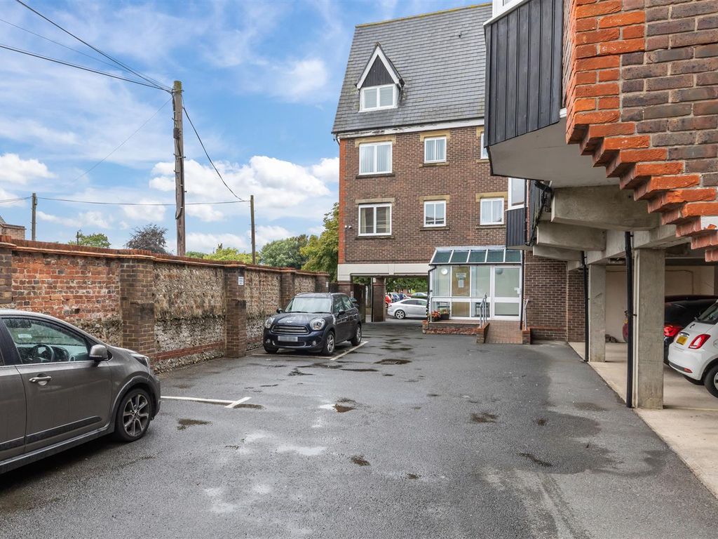 1 bed flat for sale in St Thomas Court, Cliffe High Street, Lewes BN7, £109,950