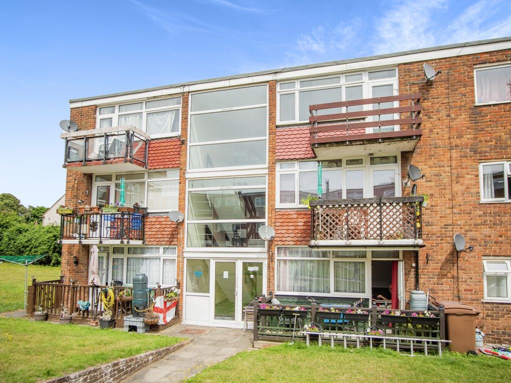 1 bed flat for sale in Cypress Court, Rochester, Kent ME2, £130,000
