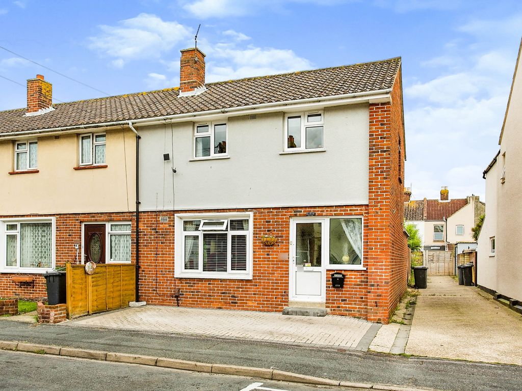 2 bed end terrace house for sale in Queens Road, Gosport PO12, £220,000