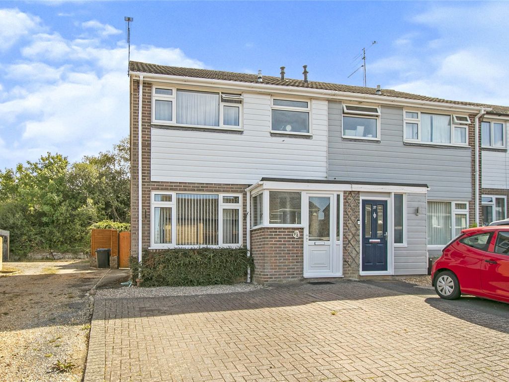 3 bed end terrace house for sale in Carisbrooke Crescent, Poole BH15, £300,000