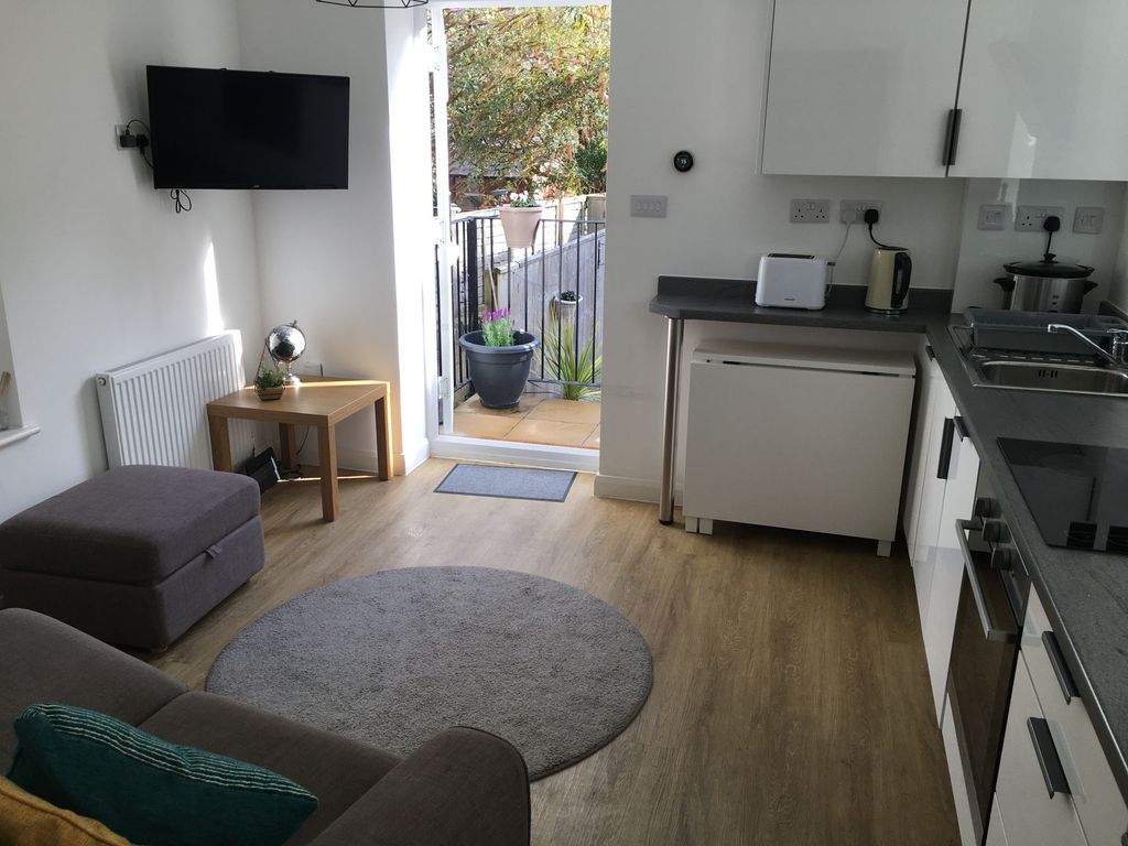 1 bed flat for sale in Lower Bristol Road, Bath BA2, £225,000