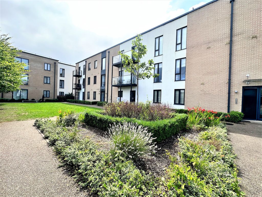 2 bed flat for sale in Latimer House, Angus Court, Thame OX9, £265,000