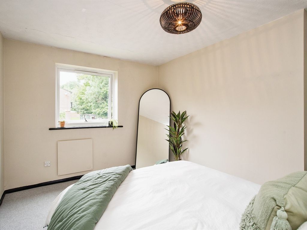 2 bed flat for sale in Valley Green, Hemel Hempstead HP2, £200,000
