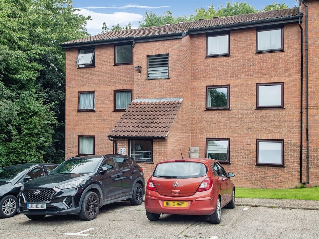 2 bed flat for sale in Valley Green, Hemel Hempstead HP2, £200,000