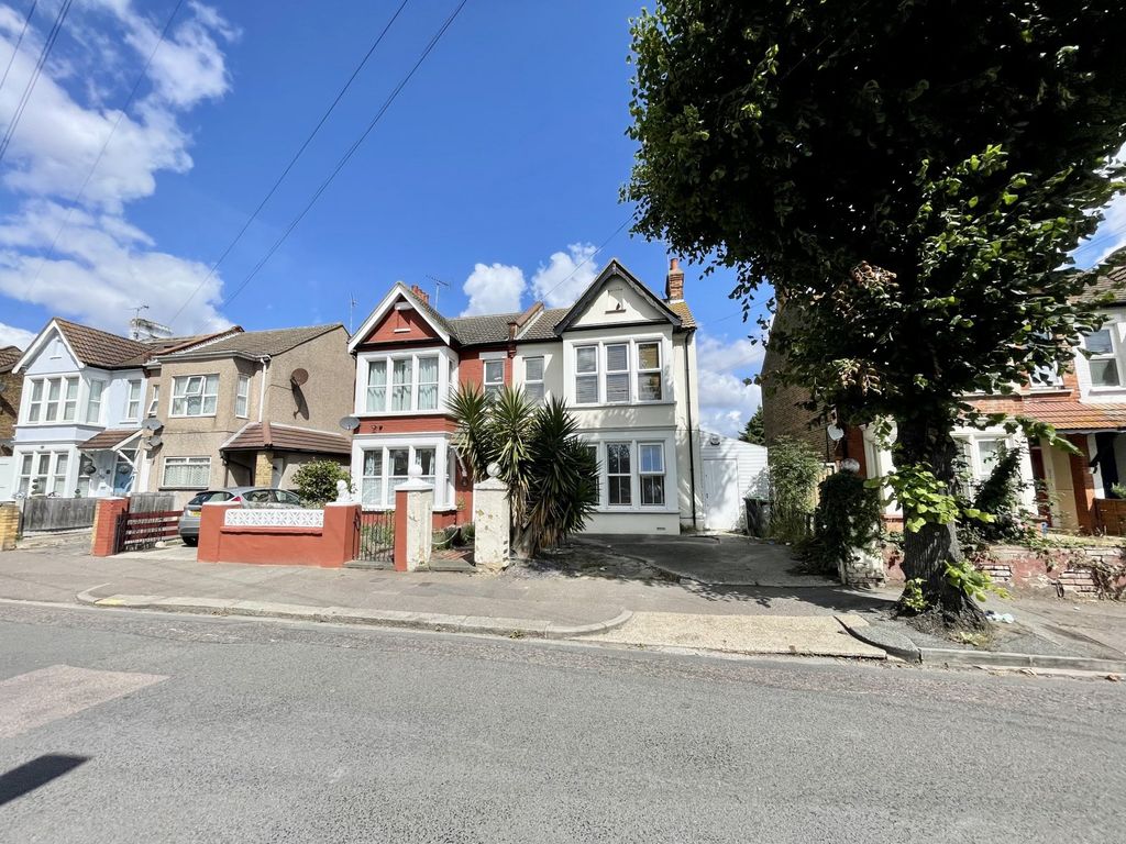 2 bed flat for sale in Ambleside Drive, Southend-On-Sea, Essex SS1, £199,995