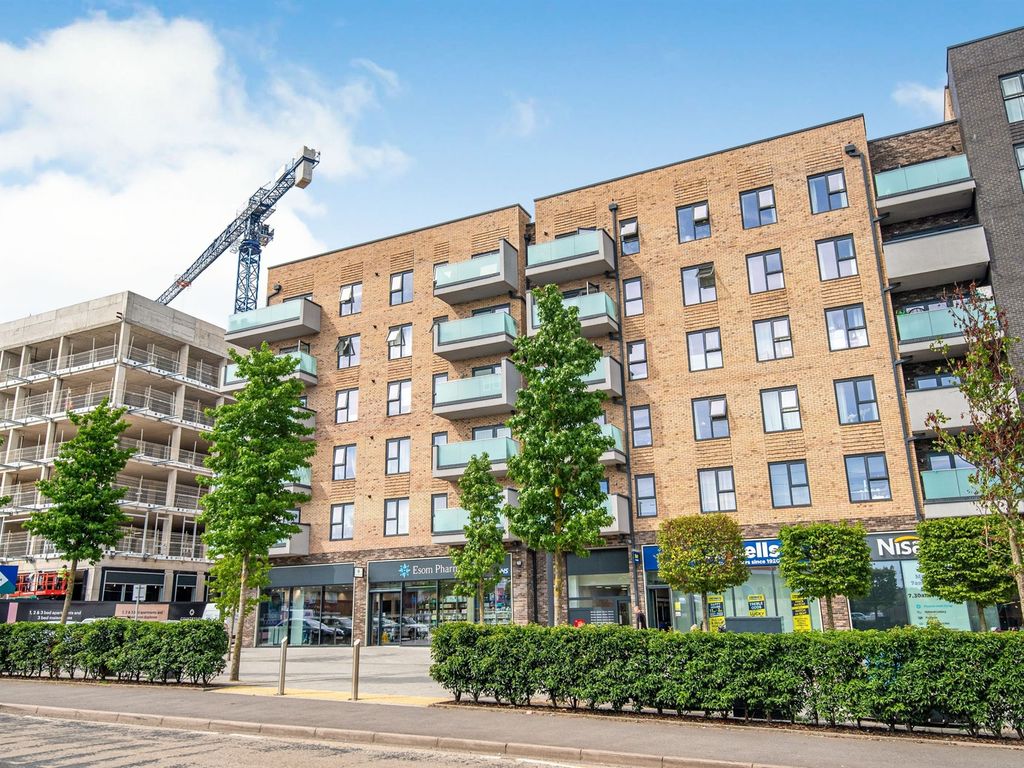 1 bed flat for sale in Prestwick Road, Watford WD19, £310,000