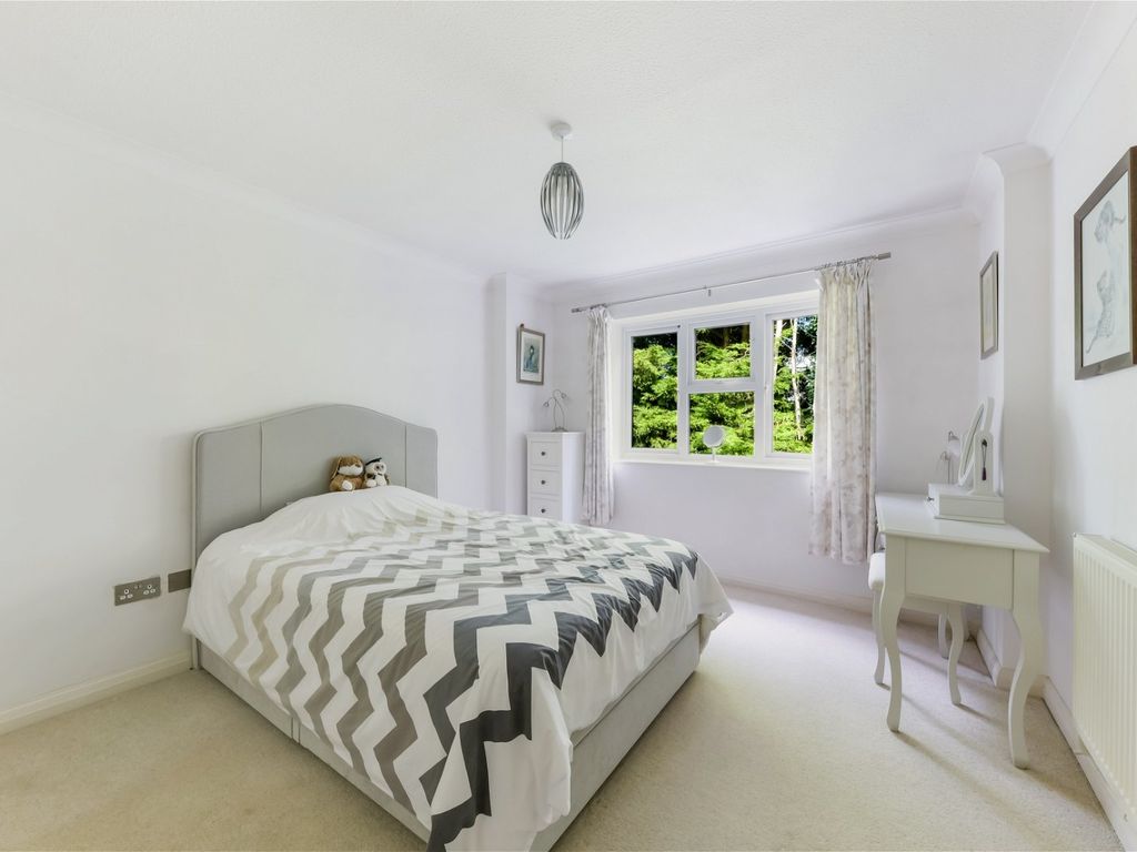 2 bed flat for sale in Godstone Road, Lingfield RH7, £170,000