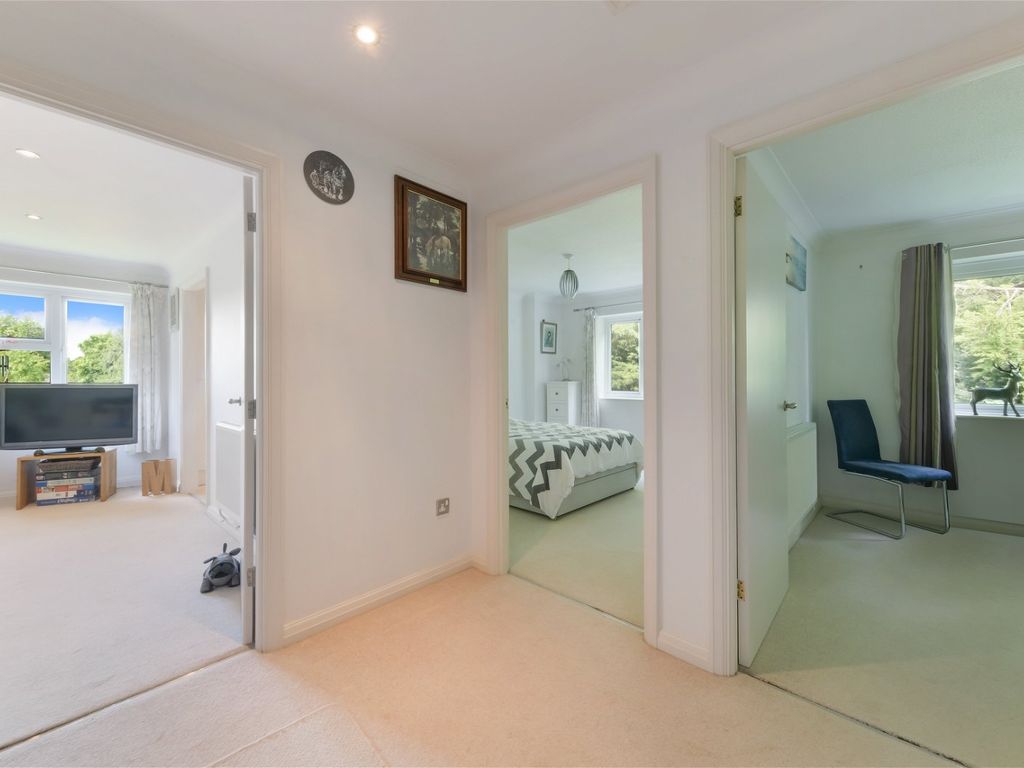 2 bed flat for sale in Godstone Road, Lingfield RH7, £170,000