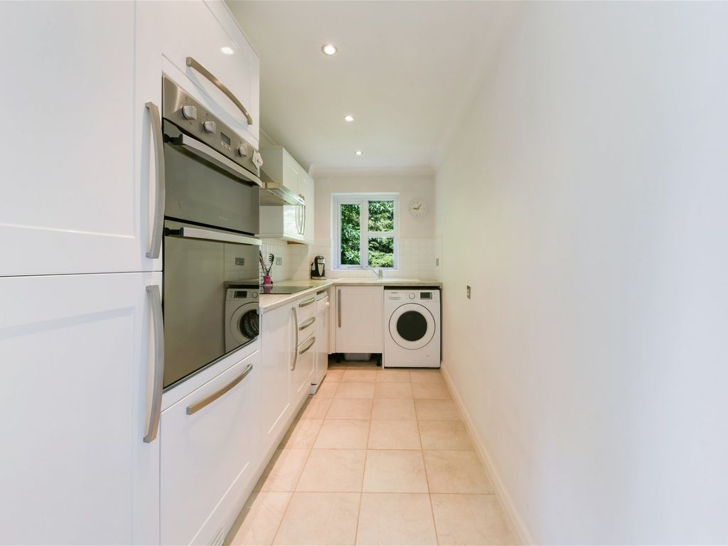 2 bed flat for sale in Godstone Road, Lingfield RH7, £170,000