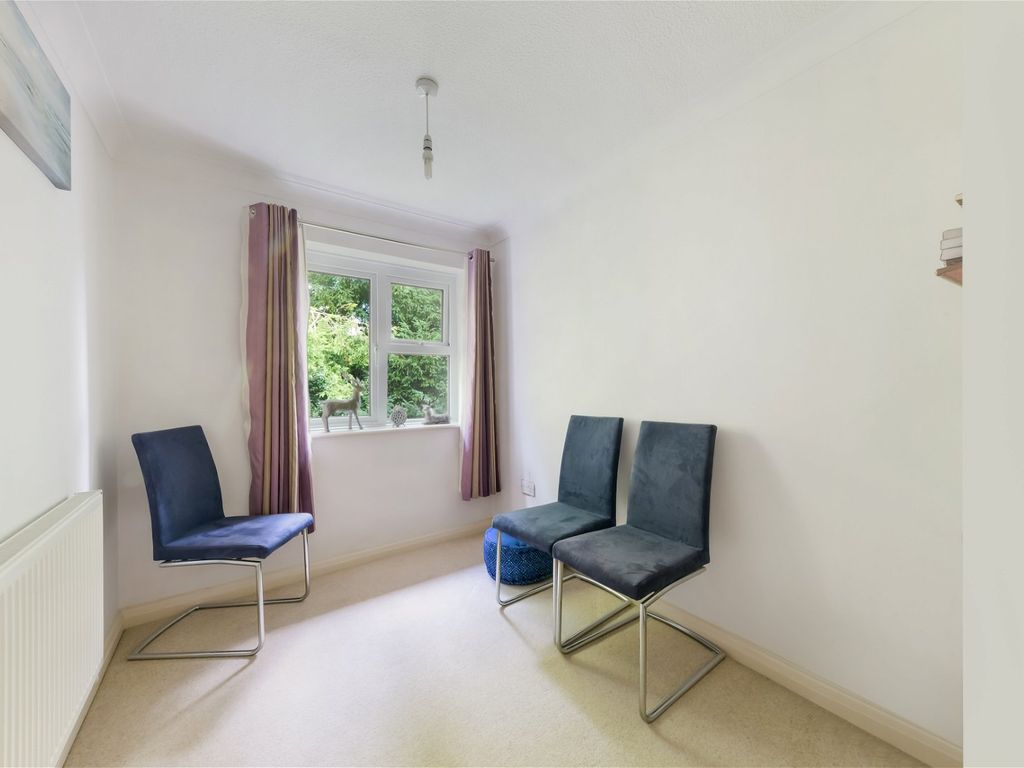 2 bed flat for sale in Godstone Road, Lingfield RH7, £170,000