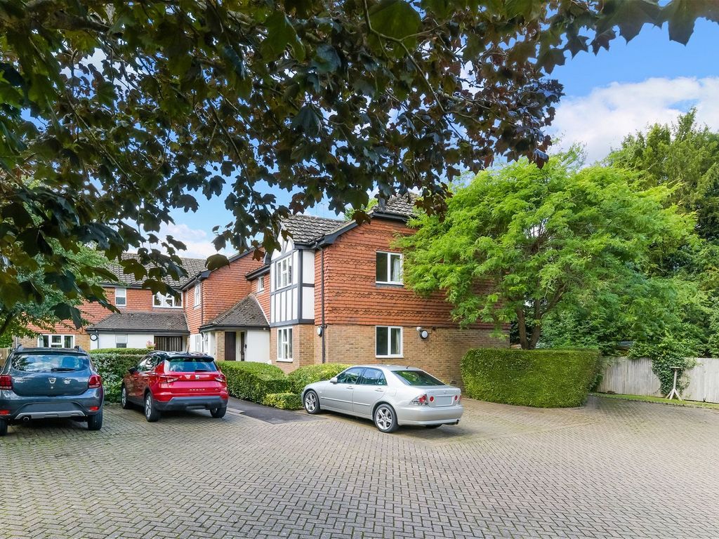 2 bed flat for sale in Godstone Road, Lingfield RH7, £170,000