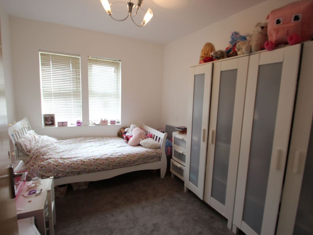 2 bed flat for sale in Crawford Avenue, Dartford DA1, £250,000