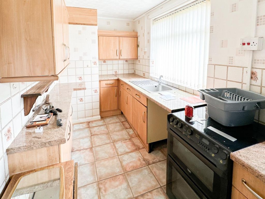 2 bed flat for sale in Wyndham Crescent, Brislington, Bristol BS4, £78,000