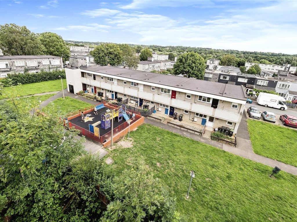 2 bed flat for sale in Longcroft Rise, Loughton, Essex IG10, £240,000