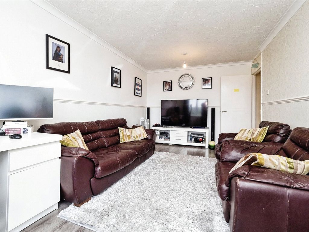 2 bed flat for sale in Longcroft Rise, Loughton, Essex IG10, £240,000