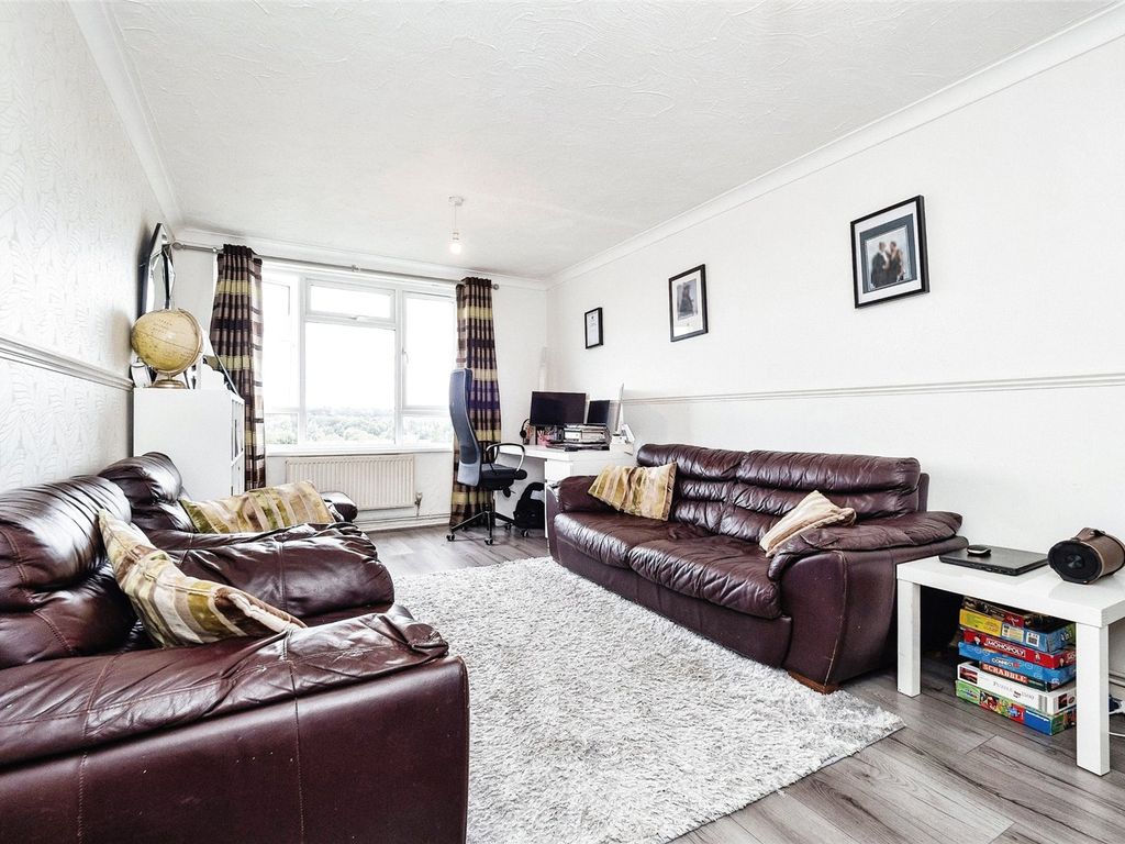 2 bed flat for sale in Longcroft Rise, Loughton, Essex IG10, £240,000