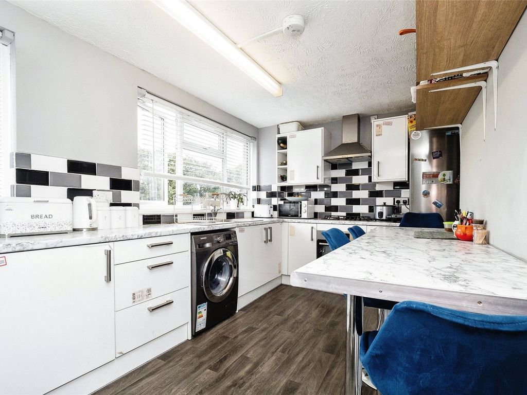 2 bed flat for sale in Longcroft Rise, Loughton, Essex IG10, £240,000