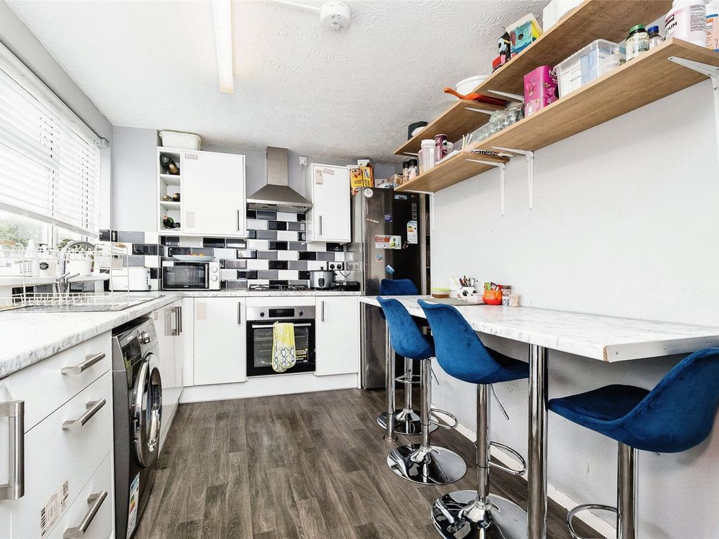 2 bed flat for sale in Longcroft Rise, Loughton, Essex IG10, £240,000