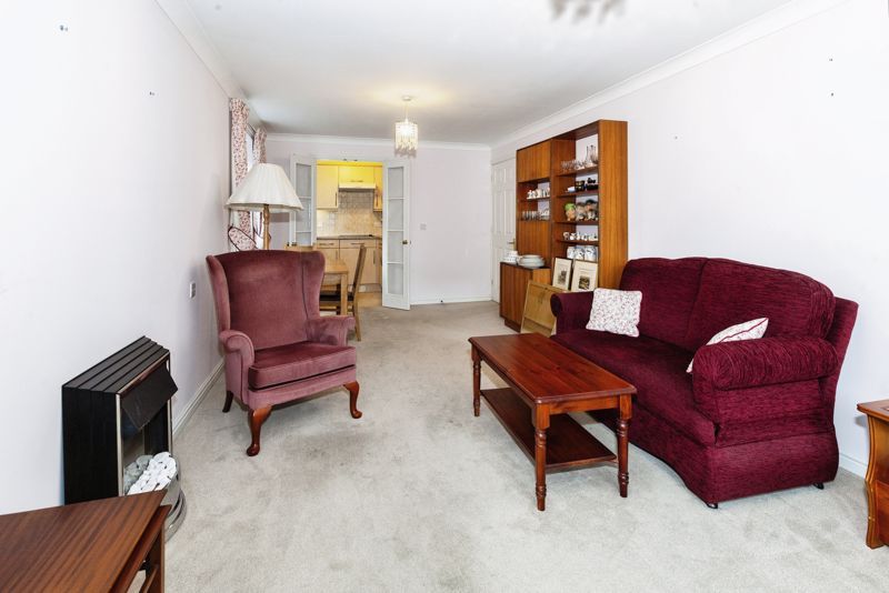 1 bed flat for sale in Connaught Court, Windsor SL4, £210,000