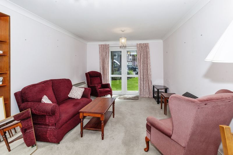 1 bed flat for sale in Connaught Court, Windsor SL4, £210,000