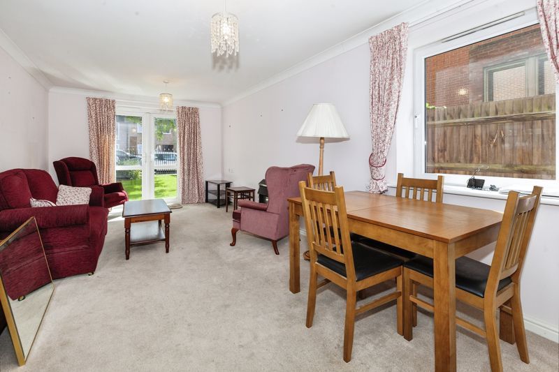 1 bed flat for sale in Connaught Court, Windsor SL4, £210,000