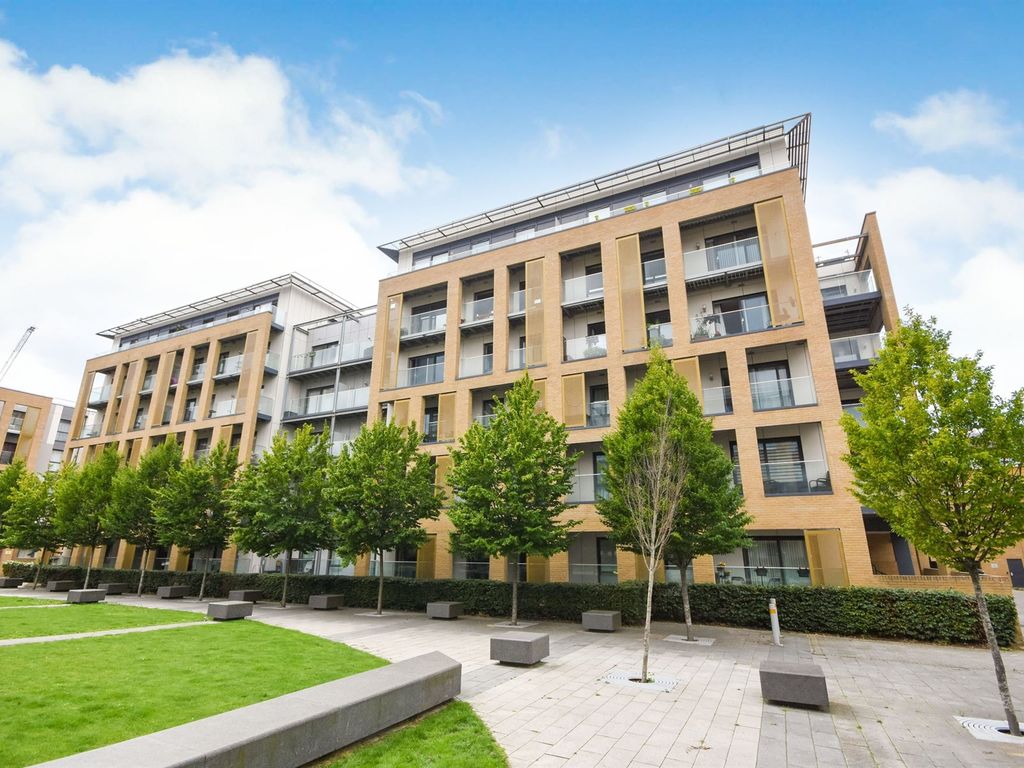 2 bed flat for sale in Dunn Side, Chelmsford CM1, £290,000