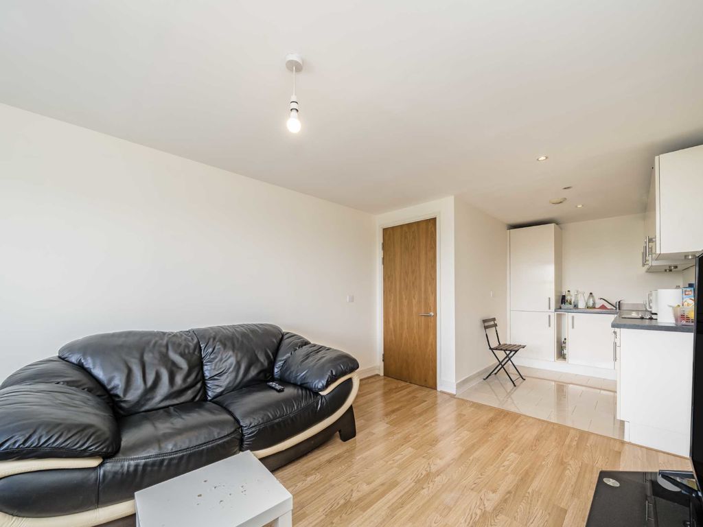 1 bed flat for sale in Greyhound Hill, London NW4, £265,000