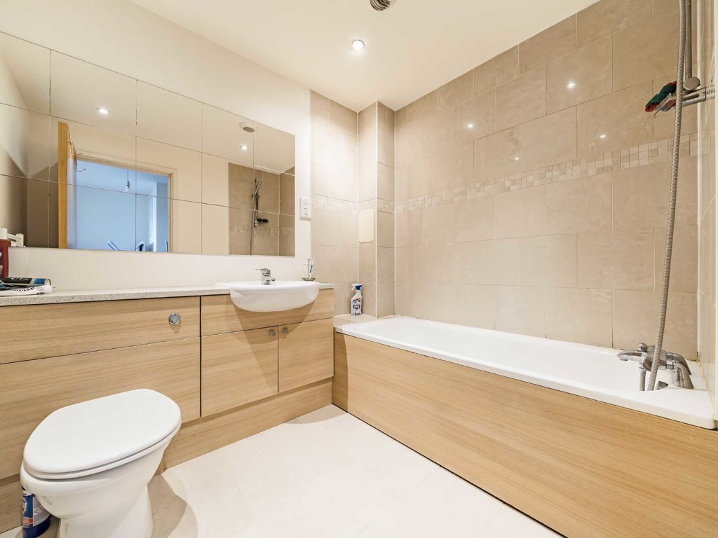 1 bed flat for sale in Greyhound Hill, London NW4, £265,000
