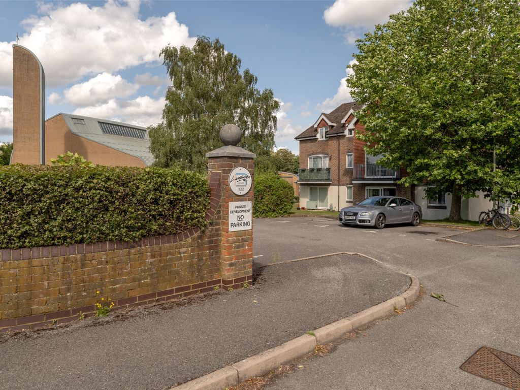 1 bed flat for sale in Ladbroke Road, Redhill, Surrey RH1, £215,000