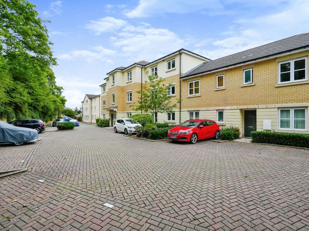 2 bed flat for sale in Moorland Close, Witney, Oxfordshire OX28, £225,000
