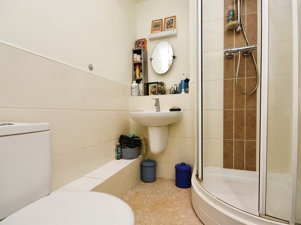 2 bed flat for sale in Upper Chase, Chelmsford CM2, £135,000