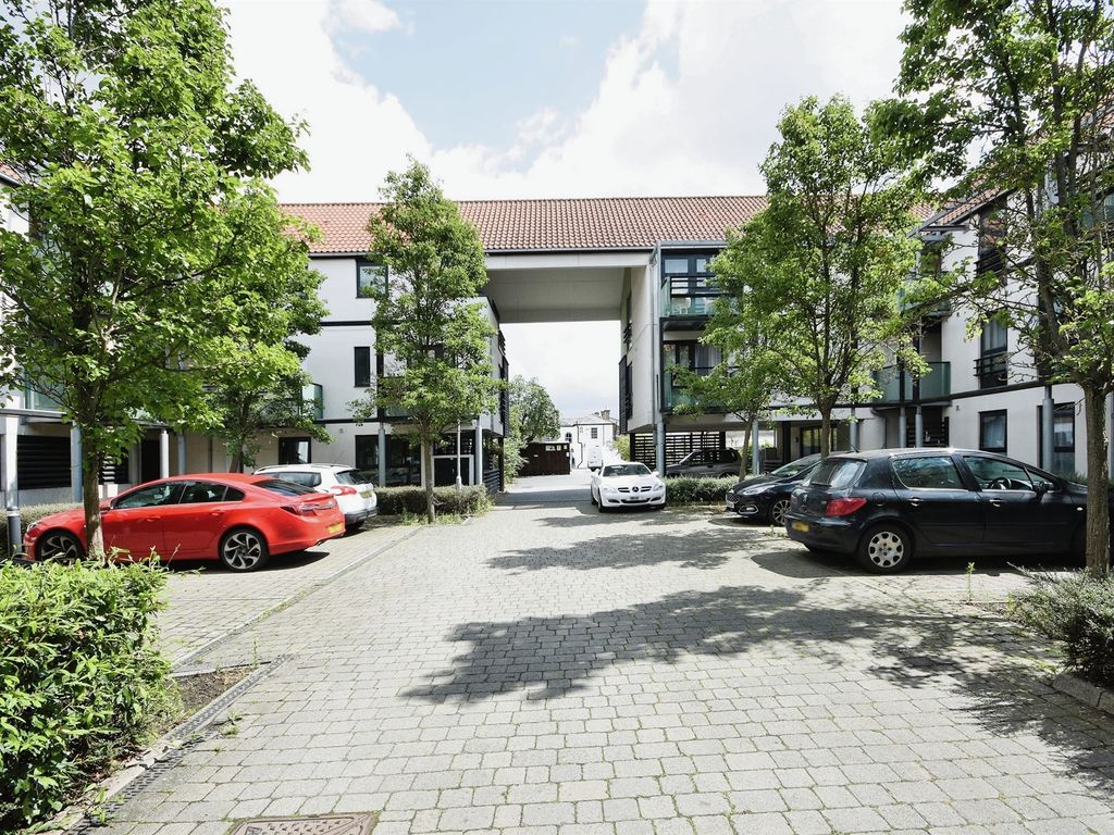 2 bed flat for sale in Upper Chase, Chelmsford CM2, £135,000