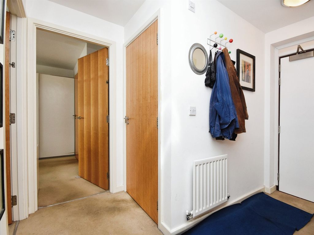 2 bed flat for sale in Upper Chase, Chelmsford CM2, £135,000