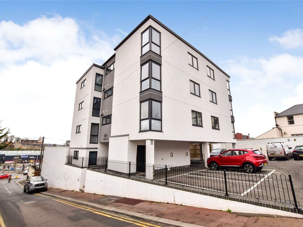 2 bed flat for sale in Old Road, Chatham, Kent ME4, £235,000