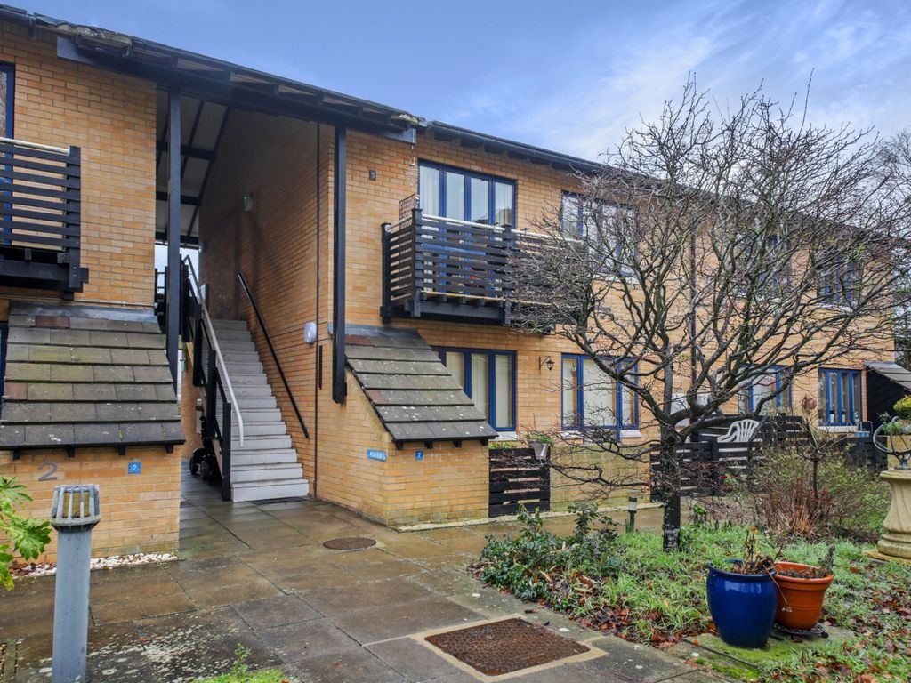 1 bed flat for sale in Salisbury Place, Monkswell, Trumpington, Cambridge CB2, £135,000