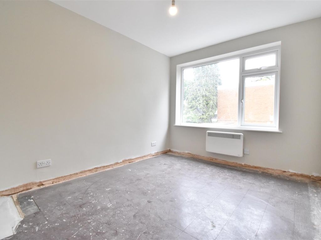 2 bed flat for sale in Milcote Road, Solihull B91, £160,000