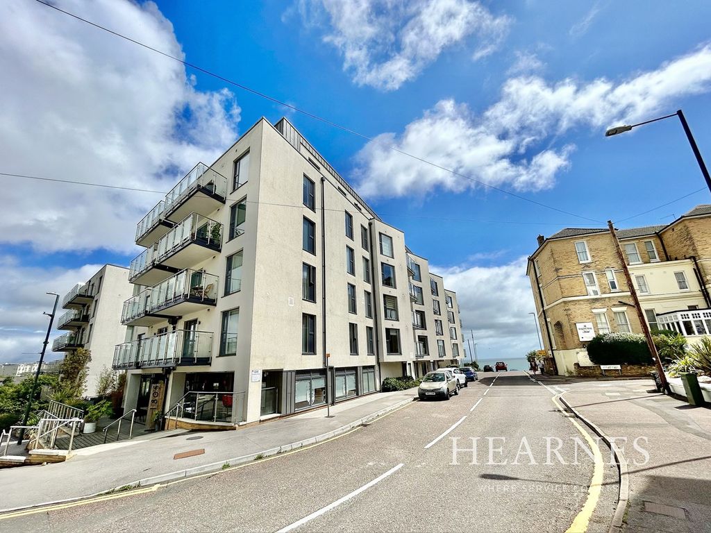3 bed flat for sale in Beacon Road, West Cliff, Bournemouth BH2, £335,000