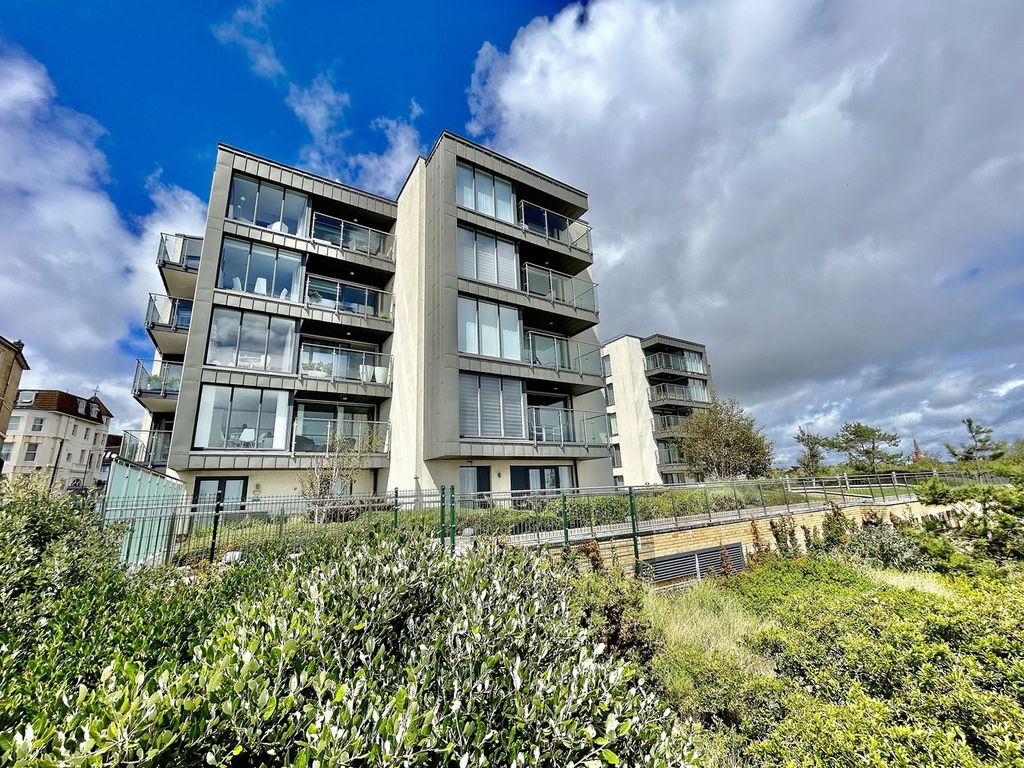 3 bed flat for sale in Beacon Road, West Cliff, Bournemouth BH2, £335,000