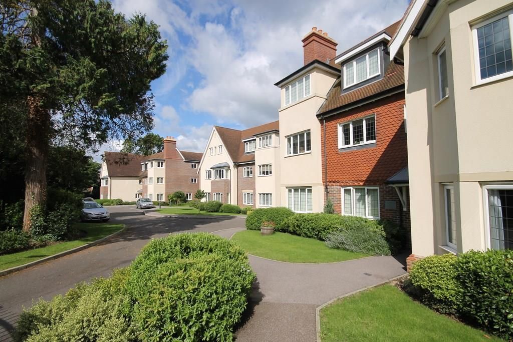 1 bed property for sale in Ashcroft Place, Leatherhead KT22, £259,950