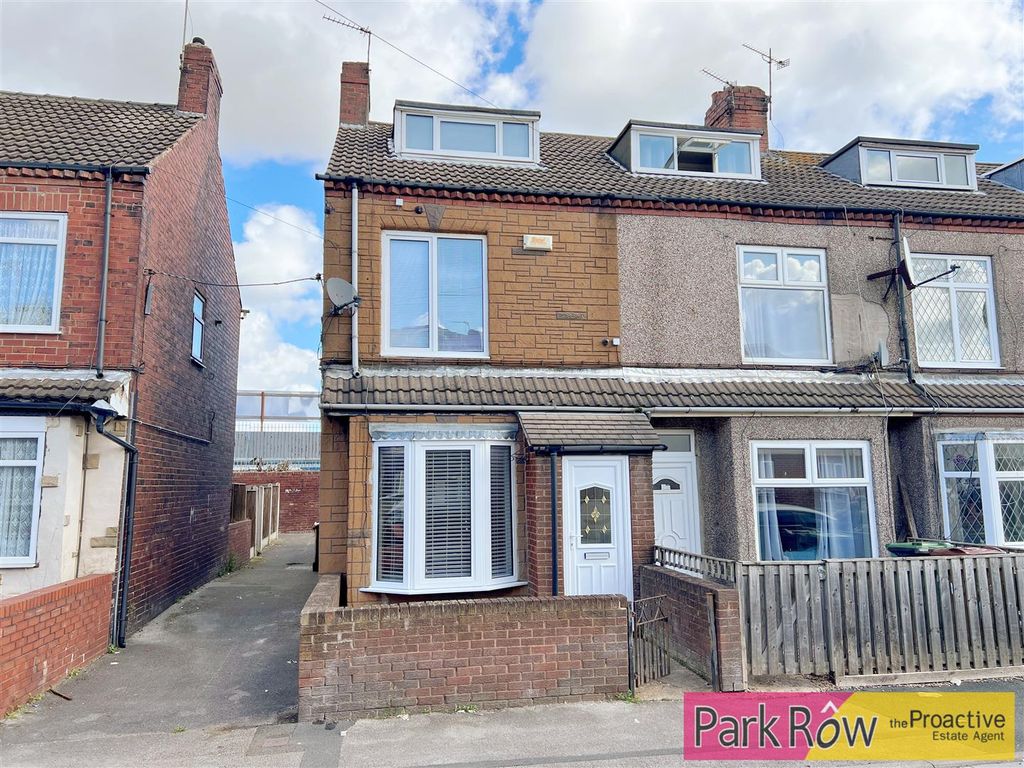 3 bed end terrace house for sale in Post Office Road, Featherstone, Pontefract WF7, £135,000