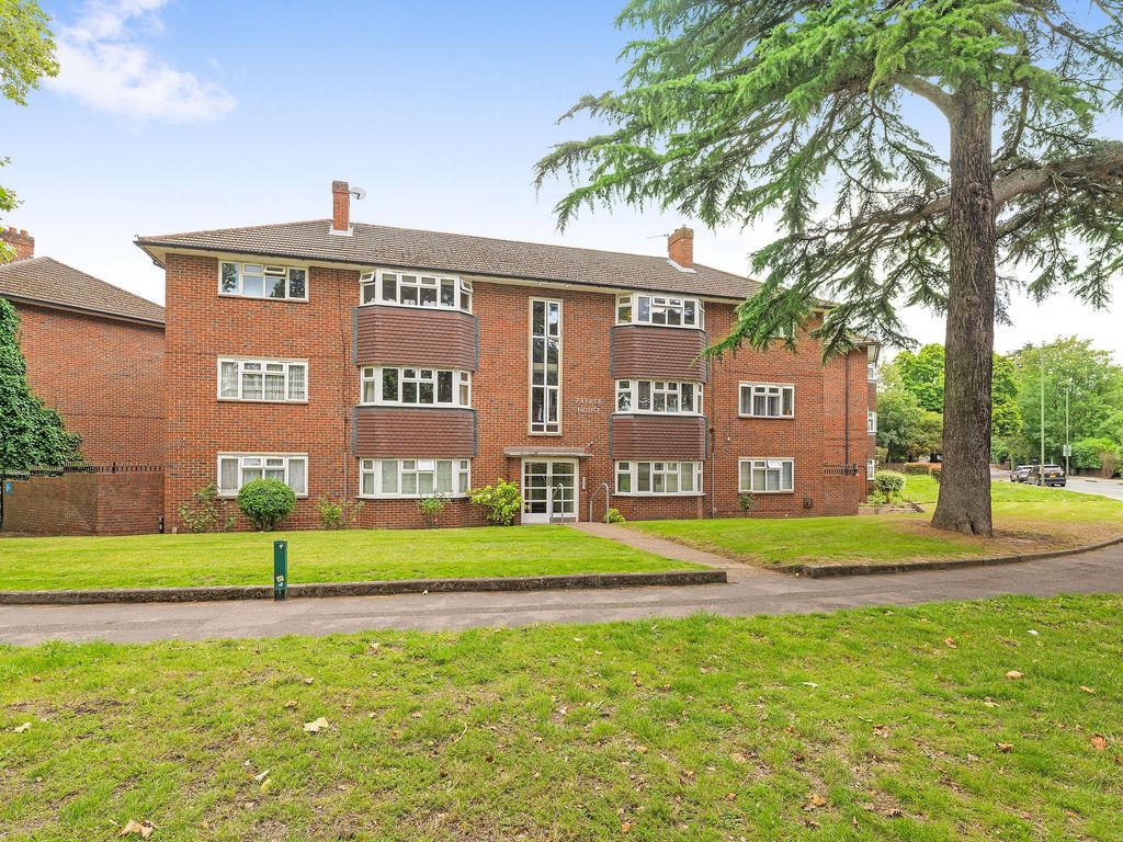 3 bed flat for sale in Southend Road, Parker House Southend Road BR3, £335,000