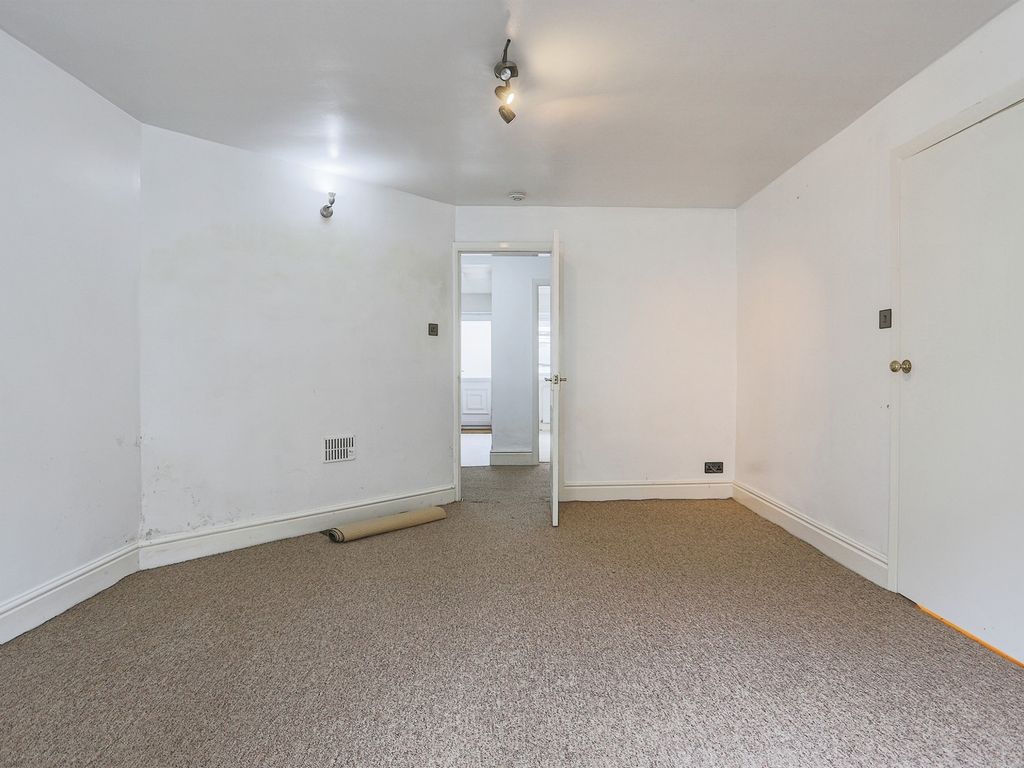 1 bed flat for sale in Belmont Road, Harrogate HG2, £100,000