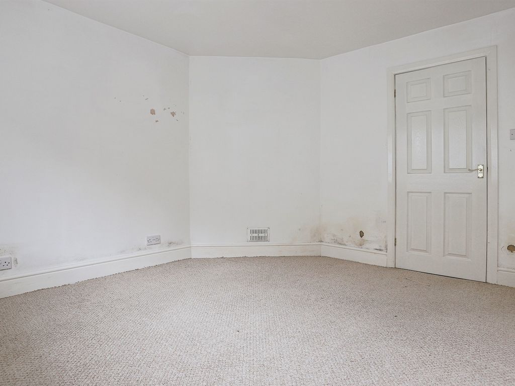 1 bed flat for sale in Belmont Road, Harrogate HG2, £100,000