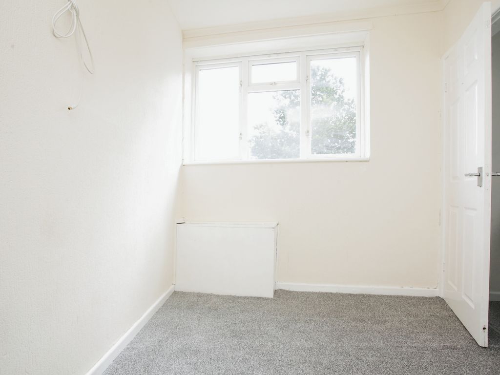 2 bed flat for sale in Trafford Drive, Nuneaton, Warwickshire CV10, £70,000