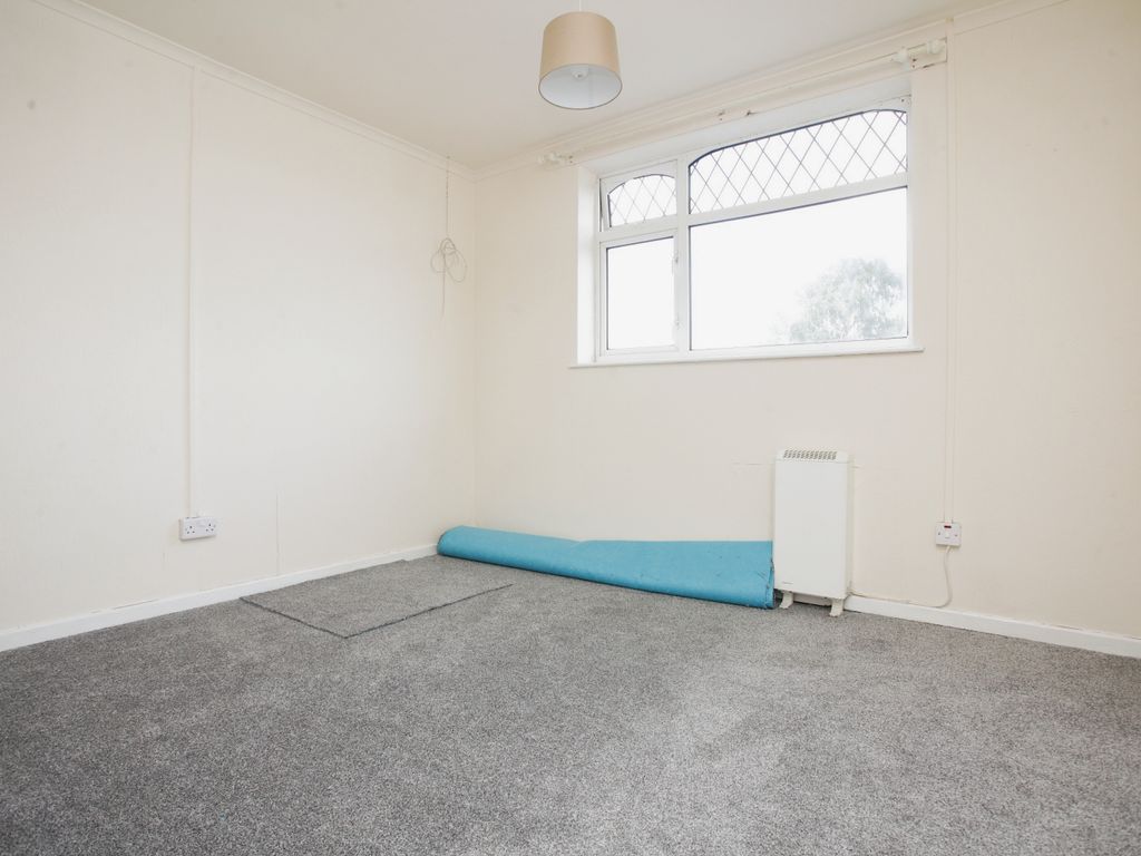 2 bed flat for sale in Trafford Drive, Nuneaton, Warwickshire CV10, £70,000