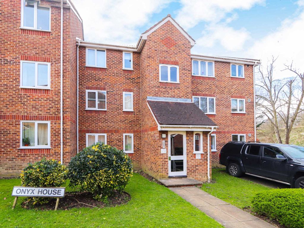 1 bed flat for sale in Onyx House, Percy Gardens, Worcester Park KT4, £200,000