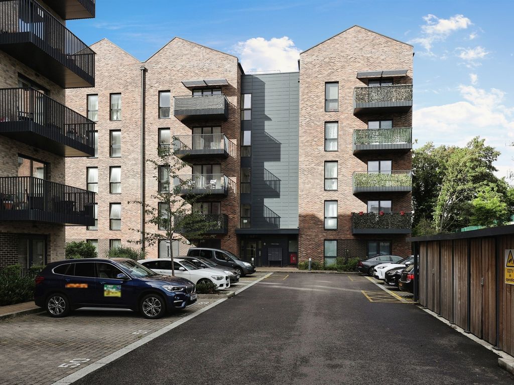 2 bed flat for sale in Riverwell Close, Watford WD18, £104,400