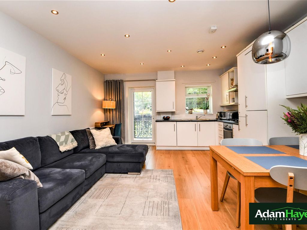 2 bed flat for sale in Gilson Place, Muswell Hill N10, £215,000
