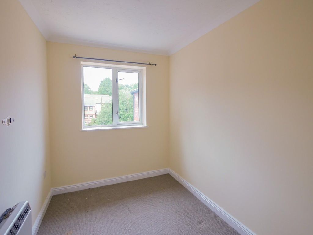 2 bed flat for sale in The Esplanade, Penarth CF64, £175,000