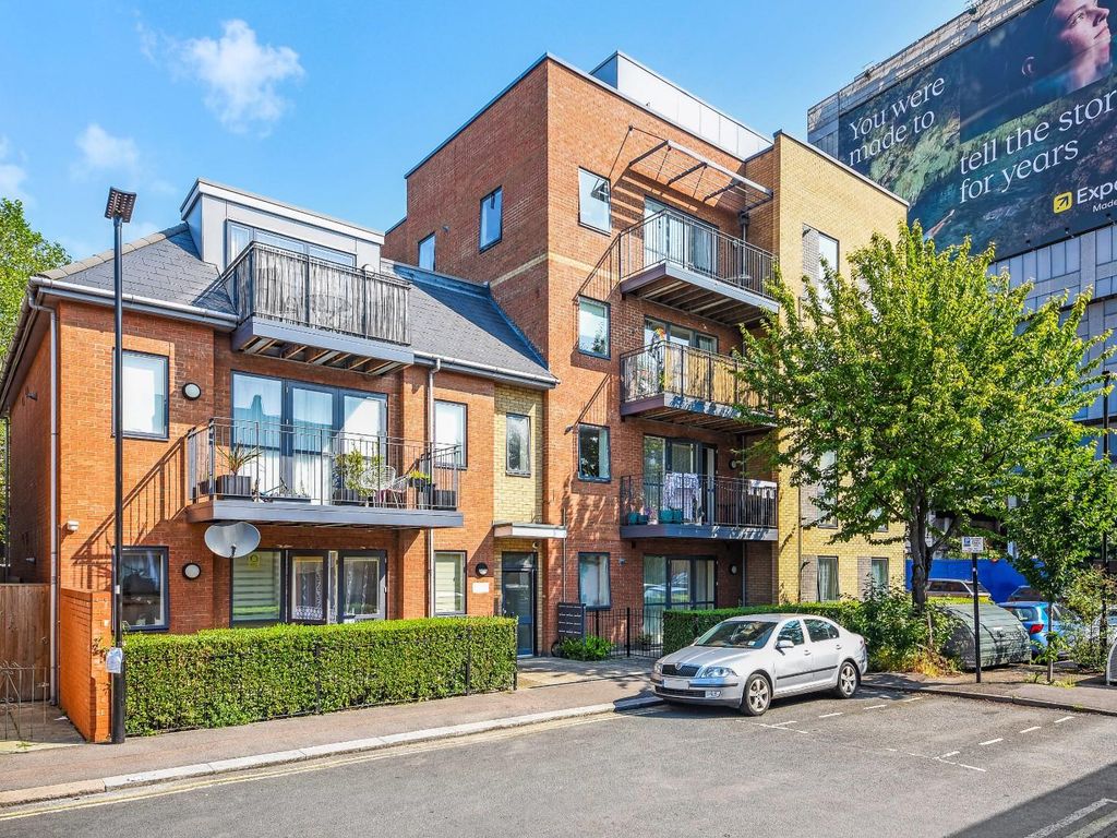 2 bed flat for sale in York Road, Brentford TW8, £136,500